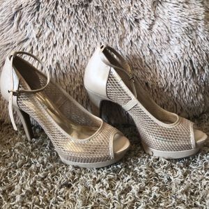 Jennifer Lopez size 7 taupe heels